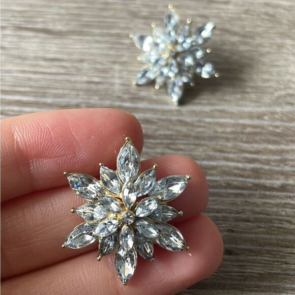 Rhinestones flower stud earrings A101 - Picture 4 of 6